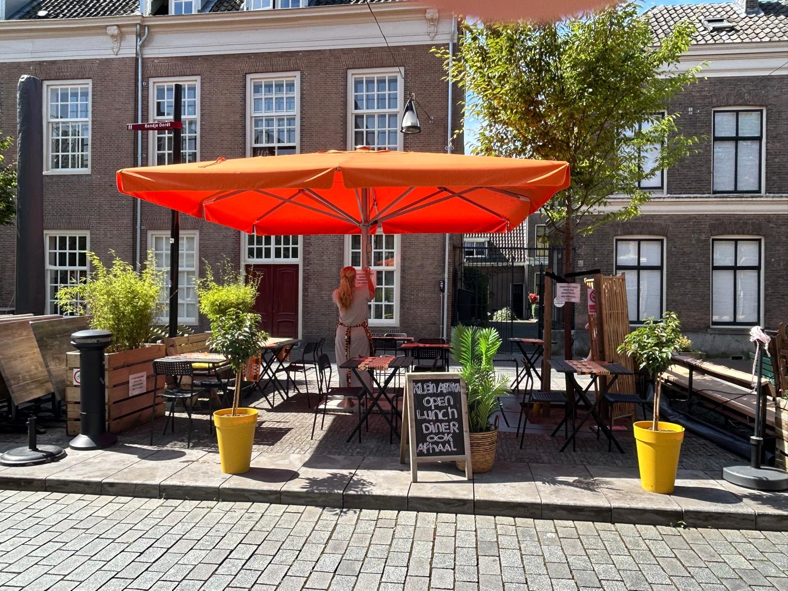 Ter Overname Klein Afrika in het oude centrum van Dordrecht foto 1